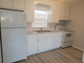 Building Photo - 5805 Cherry St