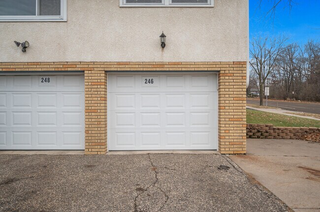 Building Photo - 248 Ruth St N