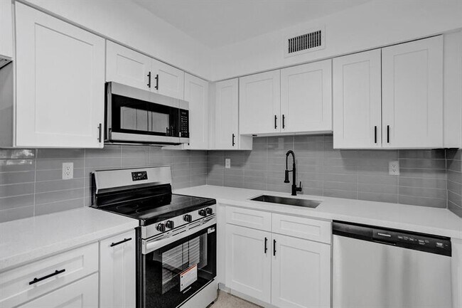 Building Photo - 1821 Middle River Dr