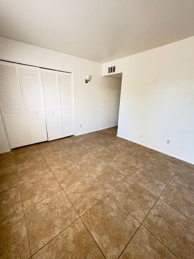 Building Photo - Townhome Cute 2bd/2ba