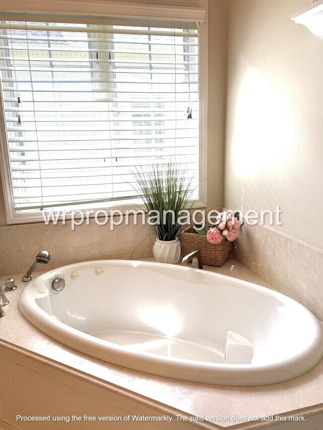 Building Photo - Gorgeous 3 bed 3.5 bath in Temperance