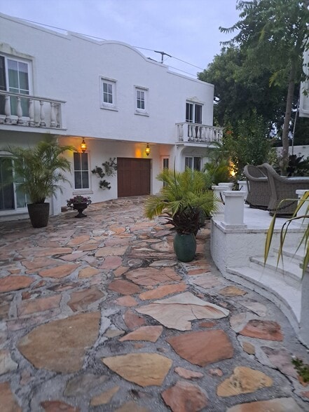 Mediterranean style courtyard - 912 NE 81st St