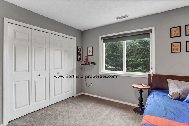 Building Photo - Lake Oswego Perfection