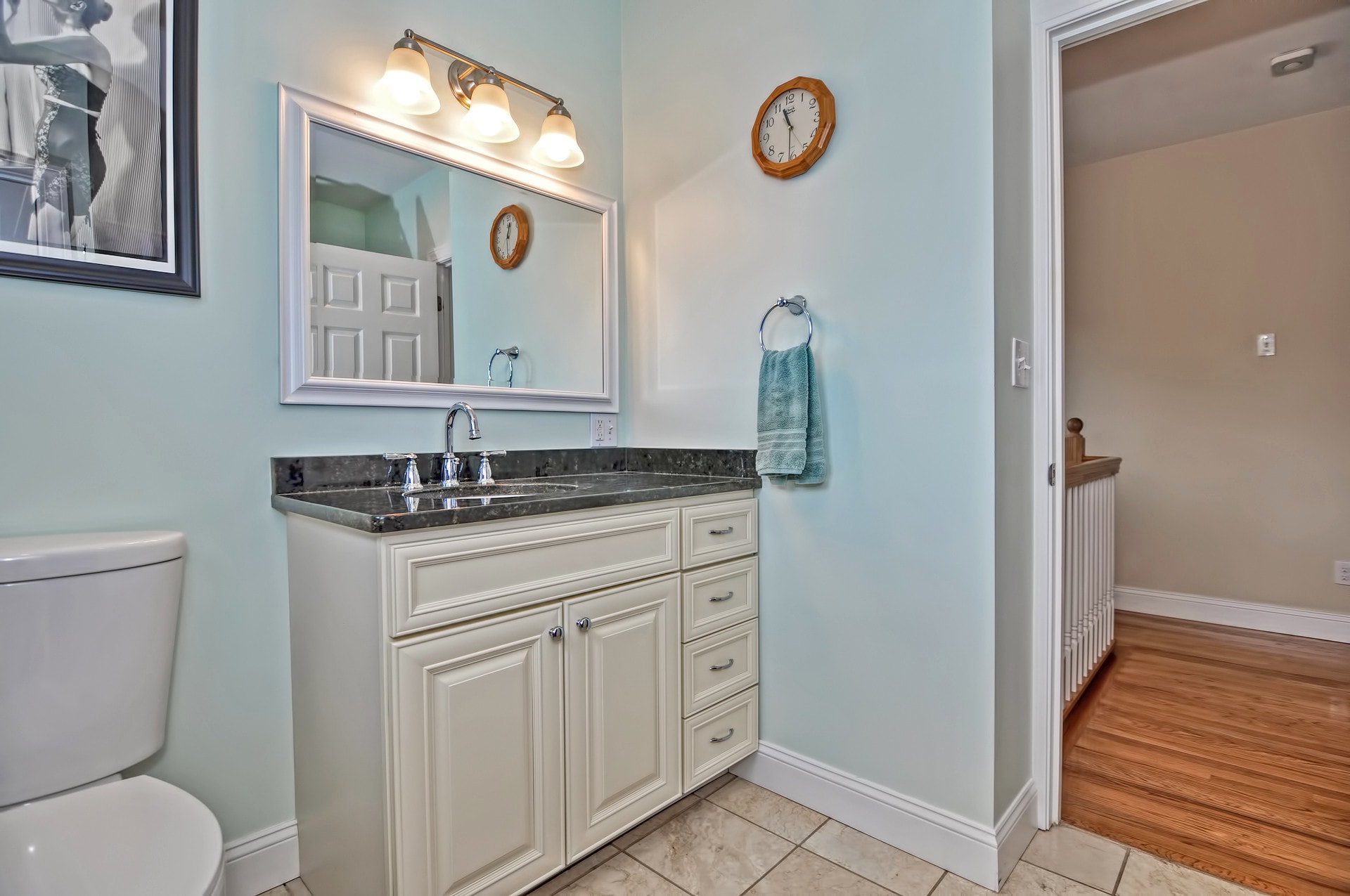 Upstairs Bathroom - 27 Central St