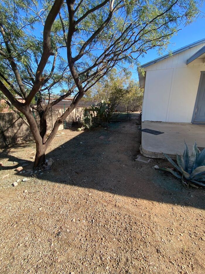 Building Photo - 1416 E Linden St