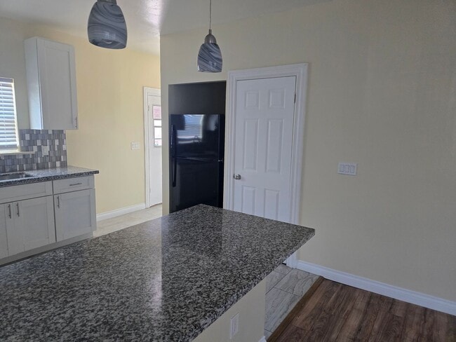 Building Photo - Large 2 bed 1 Bath House