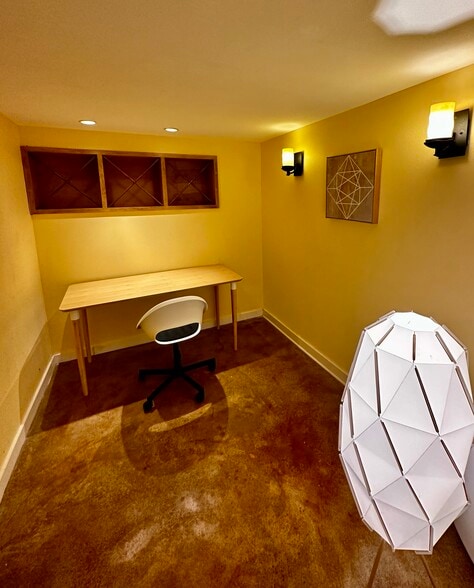Bonus room for desk/office - 6434 N Kerby Ave