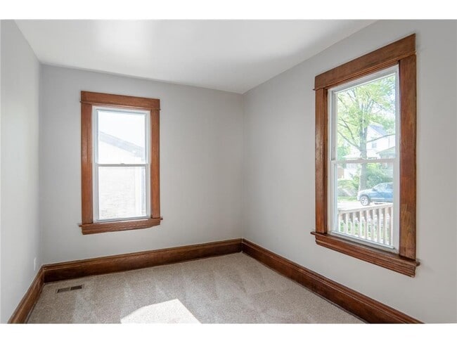 Building Photo - 188 Wyoming St E