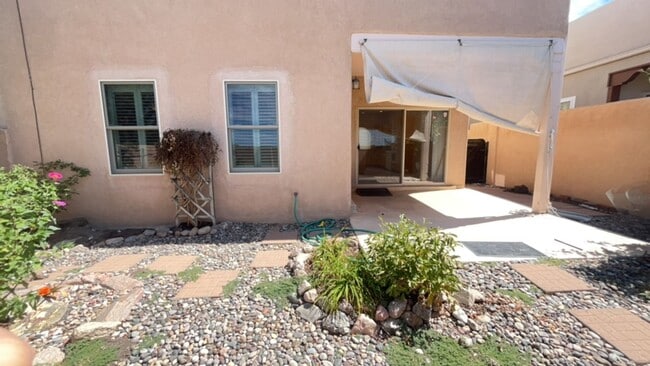 Building Photo - 3 bedroom 2 bath Townhouse Located In Sandia Heights!