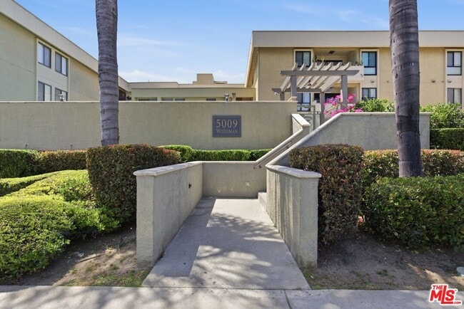 Building Photo - 5009 Woodman Ave