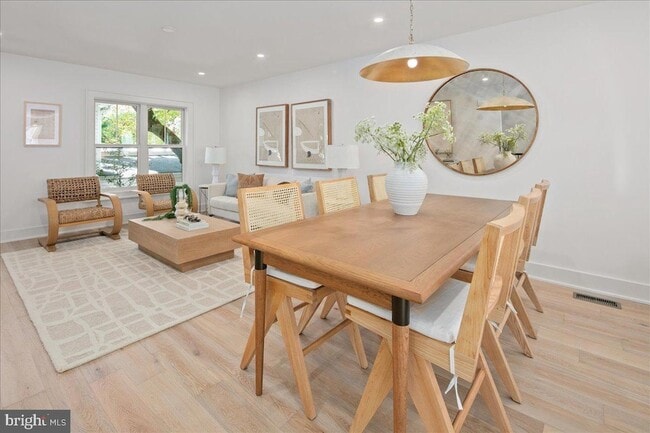 Building Photo - 909 N Irving St