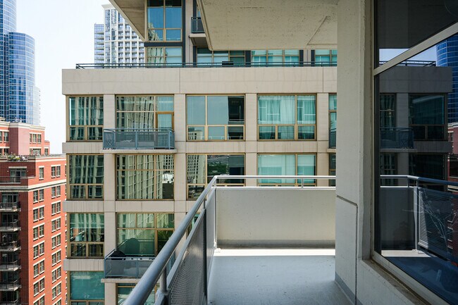 Building Photo - 1305 S Michigan Ave