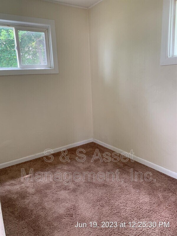 Building Photo - 3412 N Larch St