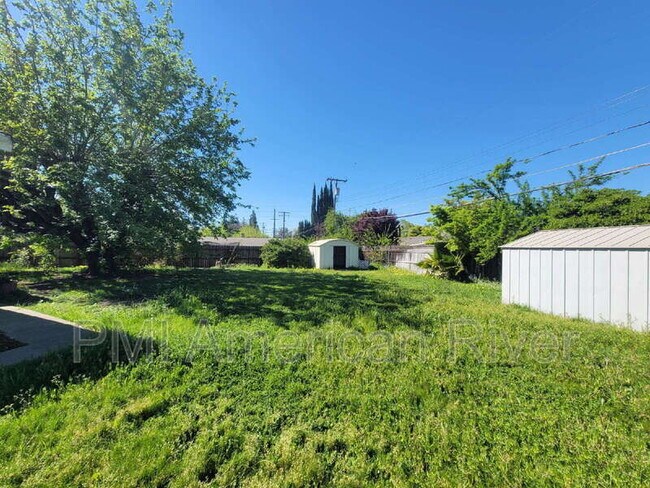 Building Photo - 2462 Town Cir