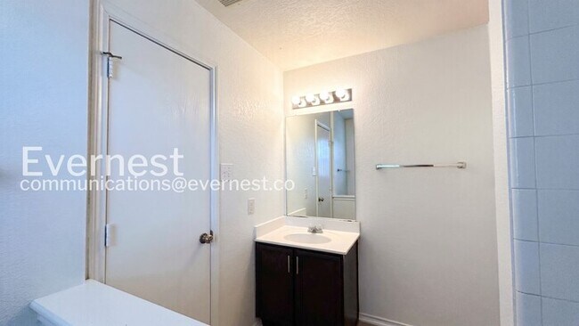 Building Photo - 3 Bed, 3 Bath Home with Garage / Pet-Friendly / Available Now!