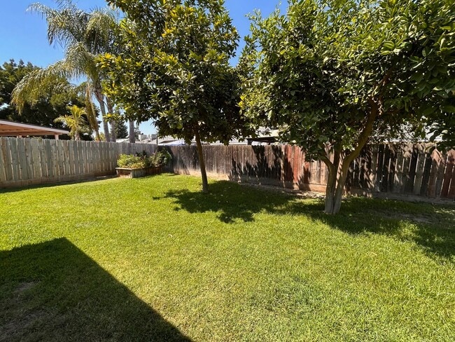 Building Photo - Nice home for rent in Visalia