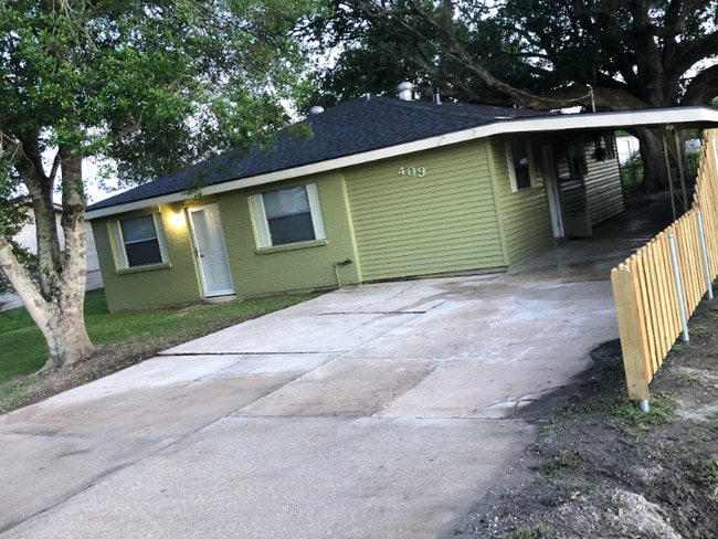 Building Photo - 409 Fieldcrest Dr