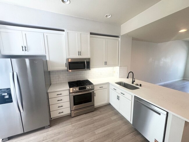 Building Photo - Spacious is Aqua Highlands one bedroom plu...