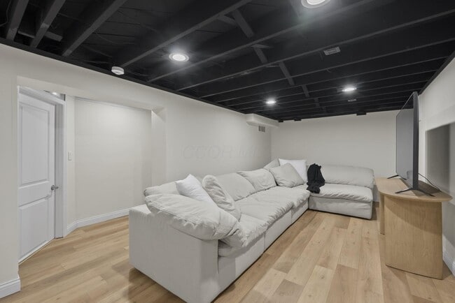 Building Photo - 111 Rosslyn Ave