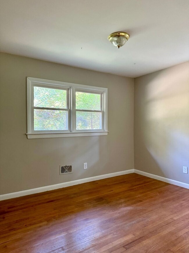 Building Photo - 1608 Riverview Rd
