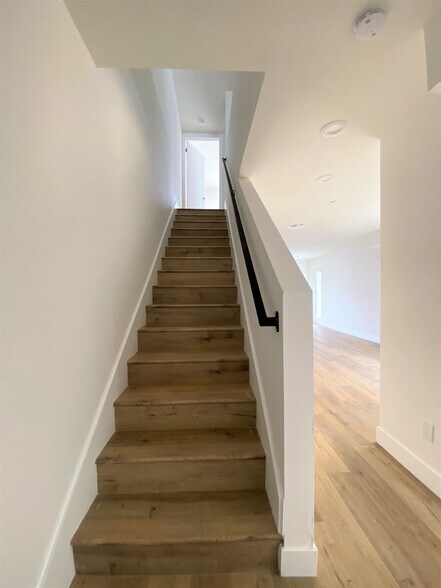 Building Photo - 545 N Kingsley Dr