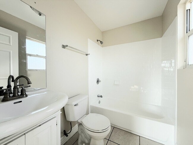 Building Photo - 846 W 55th St