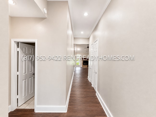 Building Photo - 4901 Lakeside Dr