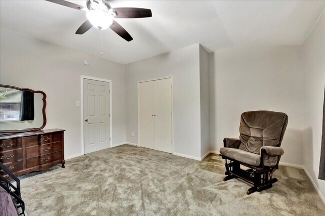 Building Photo - 4026 Bentwood Dr
