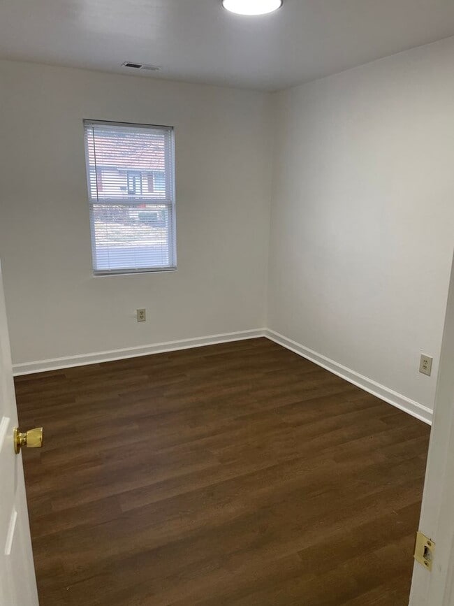 Building Photo - 3 bedroom 1 bath house for rent