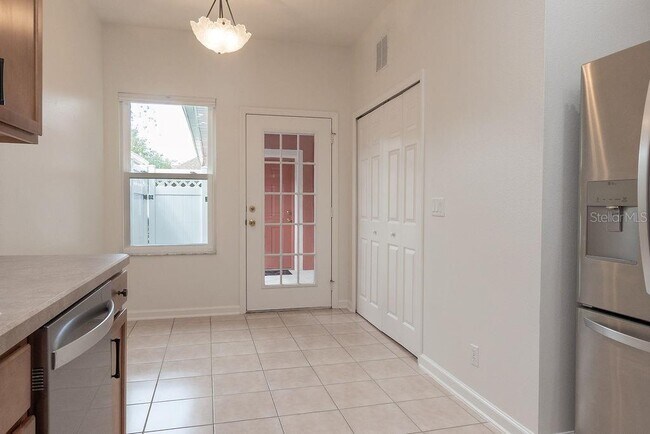 Building Photo - 808 Carlyle Ln