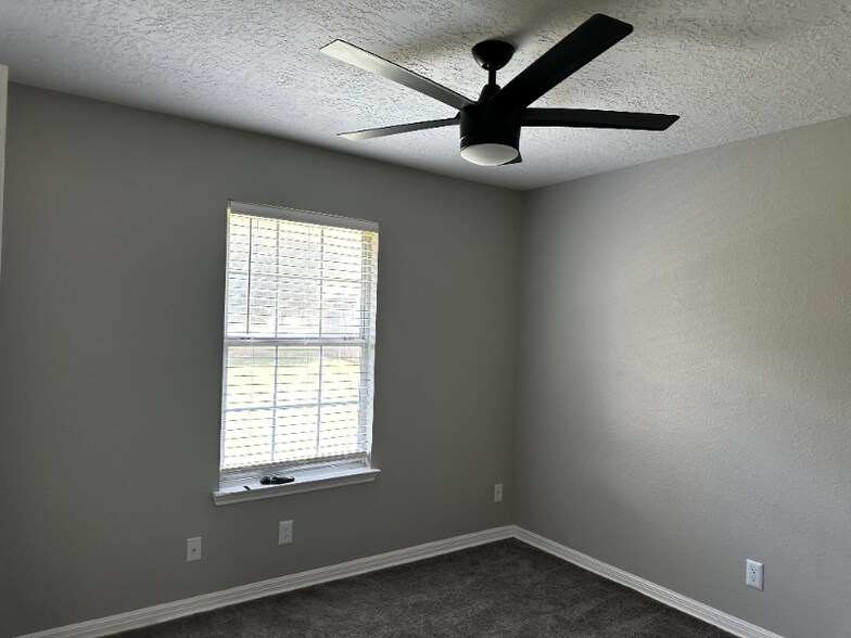 Building Photo - 216 Timberview Dr