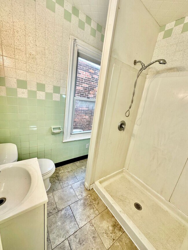 Building Photo - Renovated 4 bedroom, 1.5 bathroom house in South Allentown!