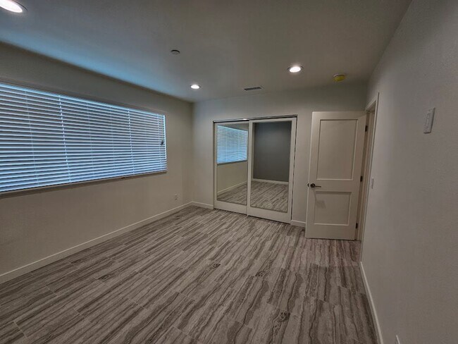 Building Photo - Newly Remodeled 2 Bedroom / 1 Bath! Call o...