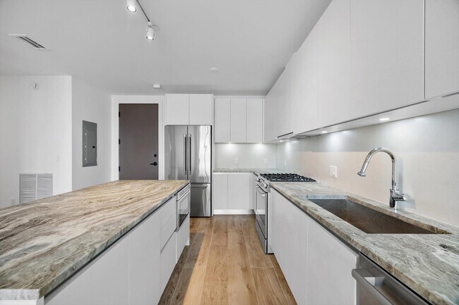 Building Photo - 3034 Oak Ave