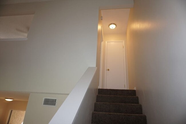 Building Photo - 2 Bedroom, 2 full bath Townhouse Near NAS Jax