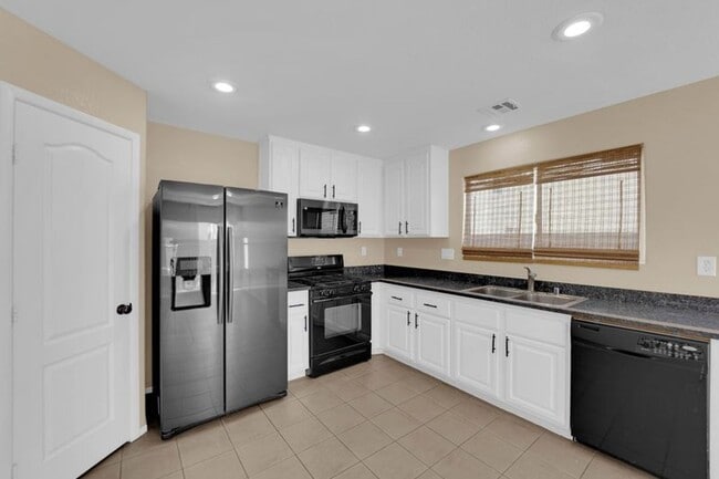 Building Photo - Well Maintained 3 bedrooms/2.5 bathroom Ho...