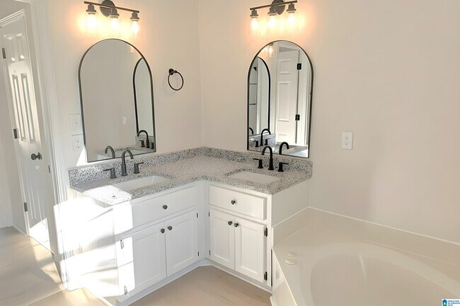 Building Photo - 121 Kentwood Way