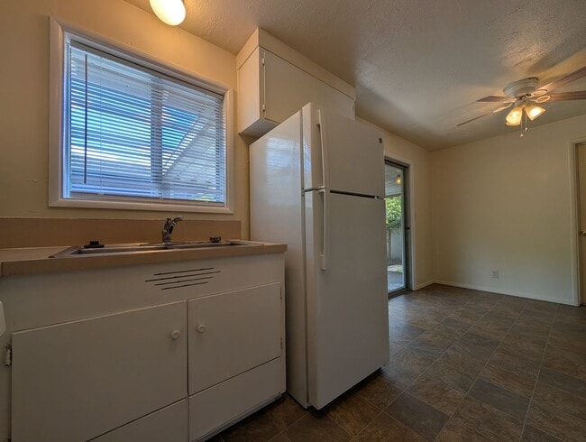 Building Photo - Ranch Style 3-Bedroom, 1-Bath Home In East Eugene!