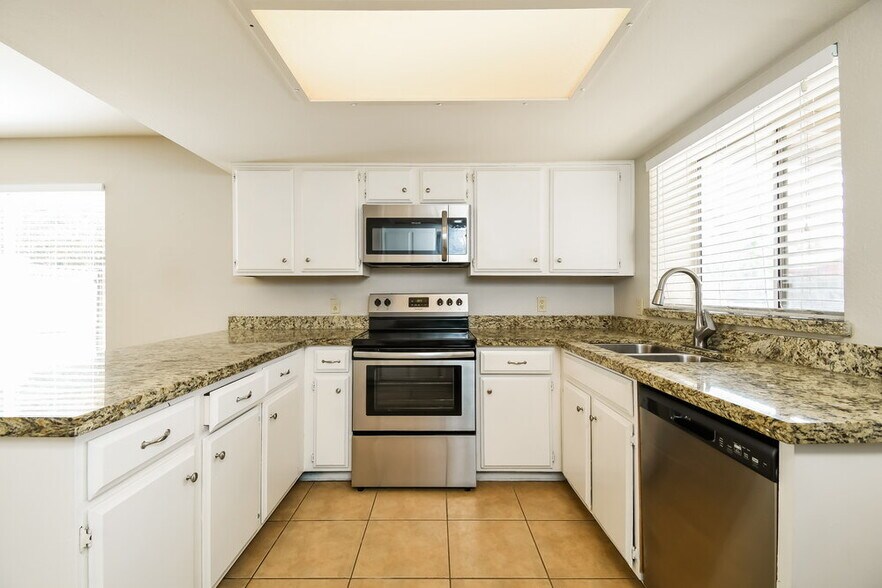 Building Photo - 503 W Cheyenne Dr