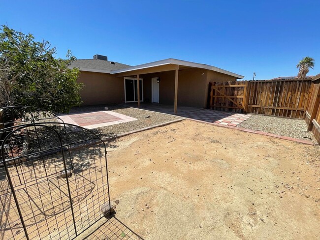 Building Photo - Modern and Move In Ready