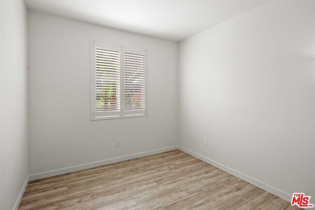 Building Photo - 360 W Ave 26