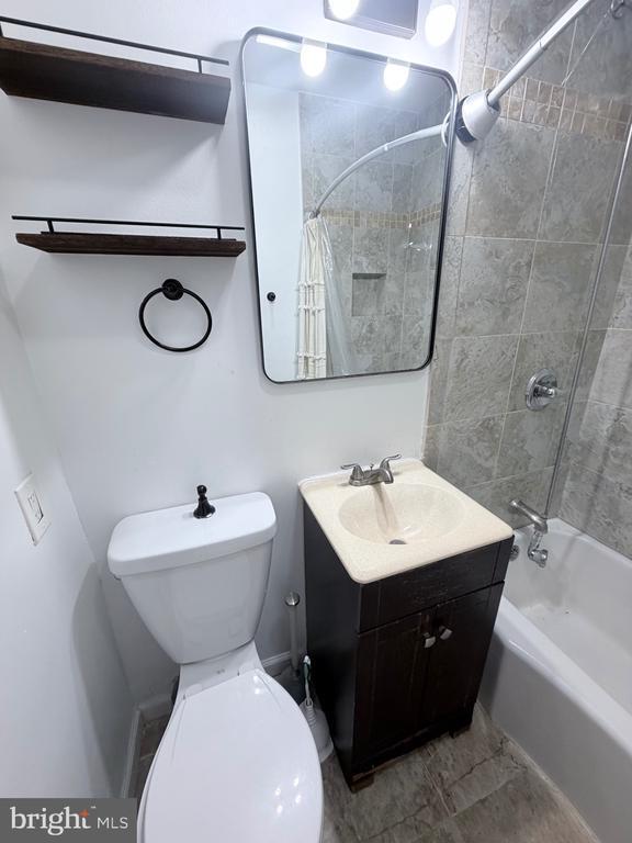 Building Photo - 491 N Latham St