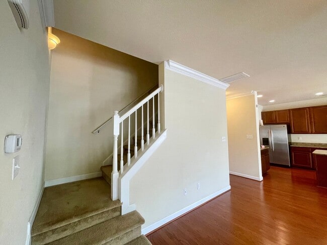 Building Photo - Stunning VB Townhome Style Condo