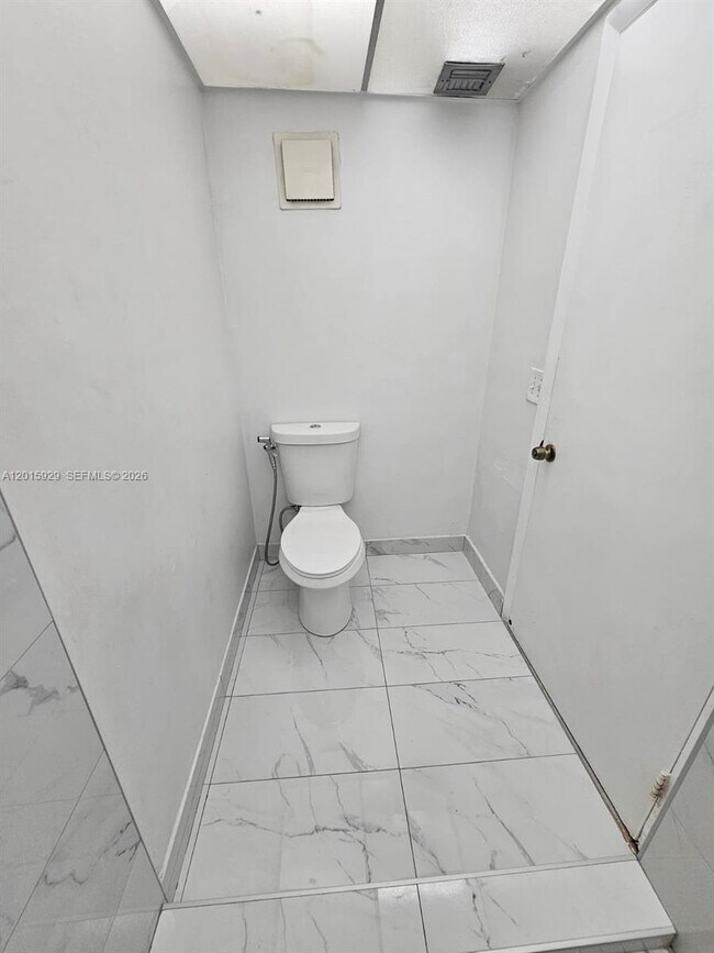 Building Photo - 10825 SW 112th Ave