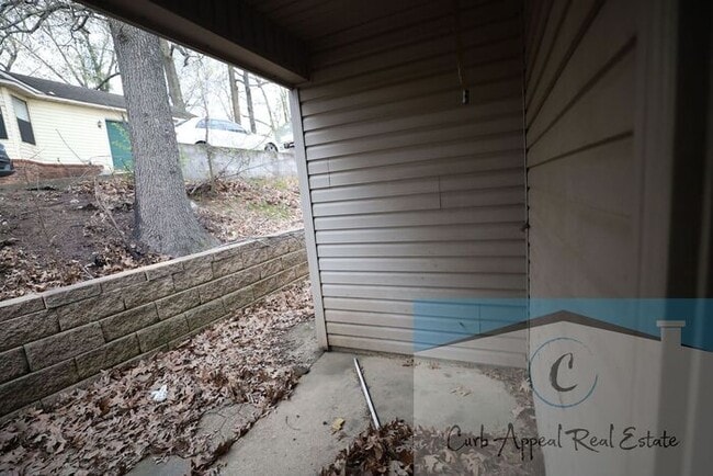 Building Photo - Beautifully renovated 4 bed / 1 bath duple...