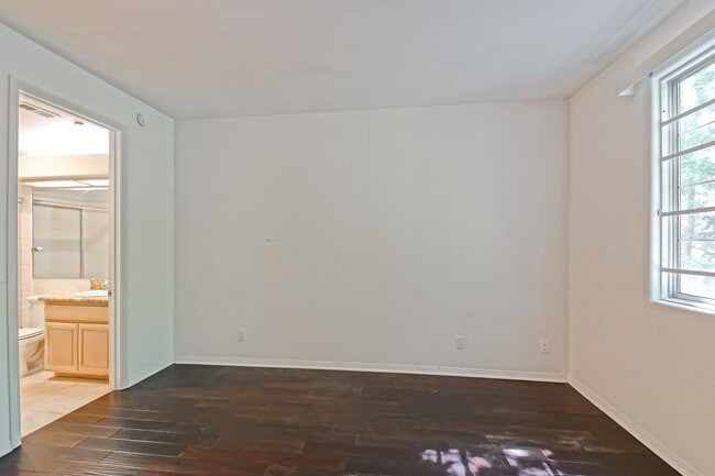 Building Photo - **Move in Special $1000 Off Third Months Rent** Remodeled Corner 3+2 Unit with Luxury Finishes Ne...