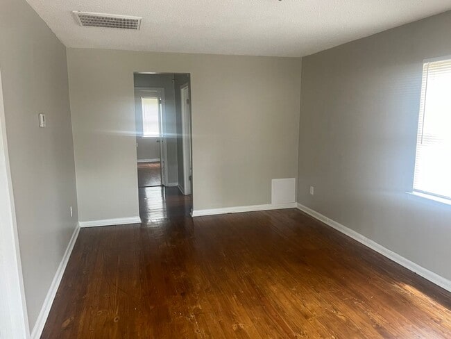 Building Photo - Move-in Special! 1/2 off first month's rent!