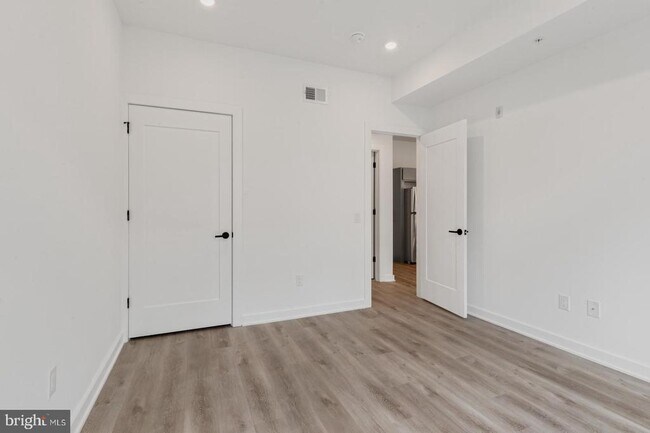 Building Photo - 2046 E Lehigh Ave