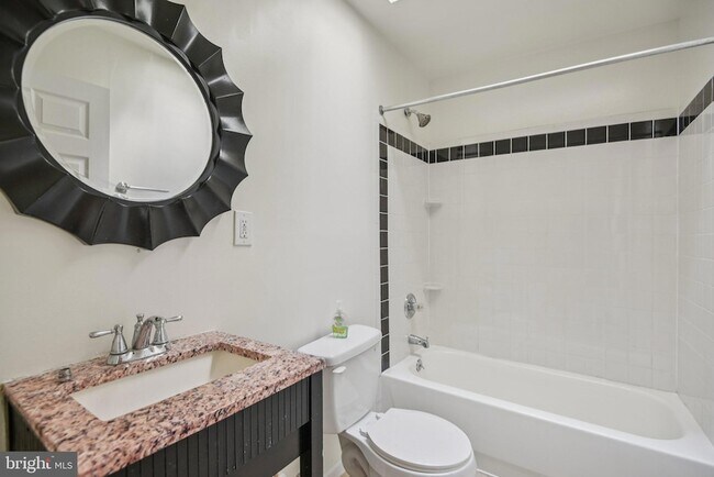 Building Photo - 321 Elm St NW