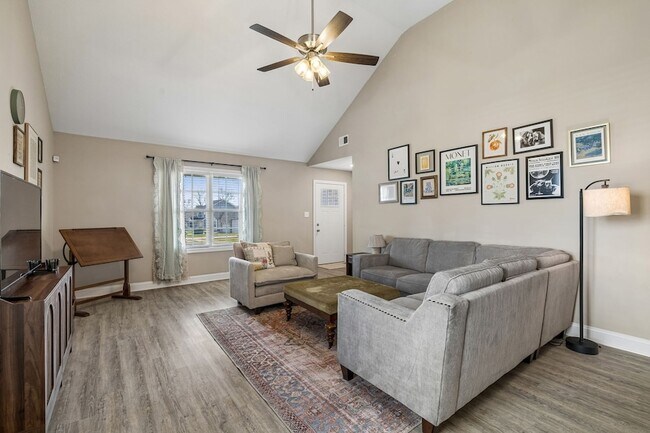 Building Photo - 833 Lutz Ln